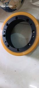 Bánh lái pu xe nâng điện Linde