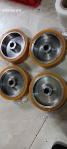 Thay bánh xe nâng điện Pu