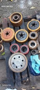 Đúc lại lớp nhựa bánh xe nâng điện